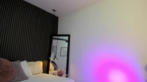 Snapshot of sammybrunette1 chatting on 09-22-25, 08:00 Axel online show from 09-22-25, 08:00