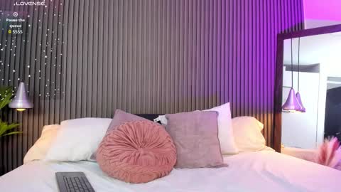 Snapshot of sammybrunette1 chatting on 10-18-25, 08:42 Axel online show from 10-18-25, 08:42