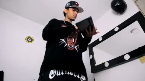 Snapshot of samuel_suarez chatting on 04-03-26, 01:14 online show from 04-03-26, 01:14
