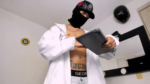 Snapshot of samuel_suarez chatting on 04-05-26, 10:29 online show from 04-05-26, 10:29