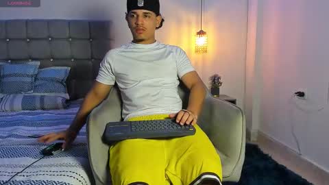 Snapshot of samxx_muscle chatting on 10-05-25, 01:42 samxx_muscle online show from 10-05-25, 01:42