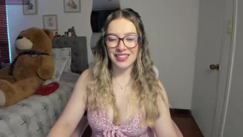 Snapshot of samysweet_8 chatting on 04-15-26, 11:39 Samanta online show from 04-15-26, 11:39