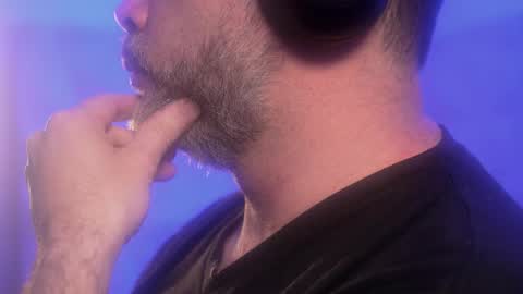 Snapshot of sanders_white chatting on 10-27-25, 03:21 Sanders online show from 10-27-25, 03:21