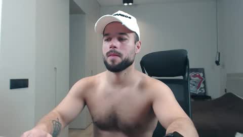 Snapshot of sandro_best chatting on 02-17-26, 09:39 DeAlex online show from 02-17-26, 09:39