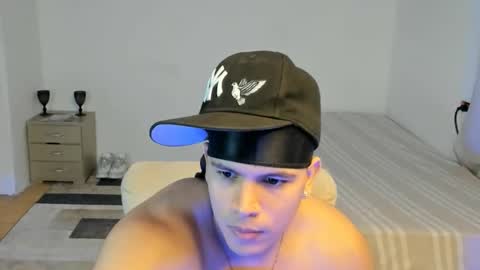 Snapshot of sant_wahlberg chatting on 05-15-26, 11:12 Sant online show from 05-15-26, 11:12