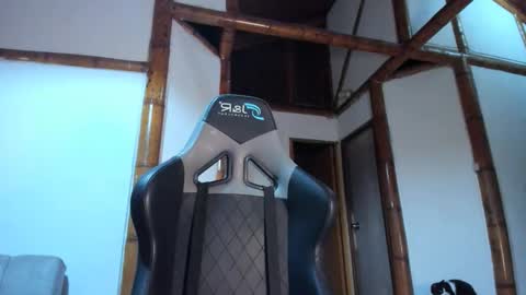 santi_twink19 online show from 02-10-26, 09:13