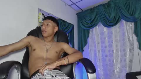 Snapshot of santiago_boyy chatting on 03-11-25, 06:00 Thiago online show from 03-11-25, 06:00