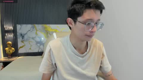 santiago_russo18 online show from 10-18-25, 12:06