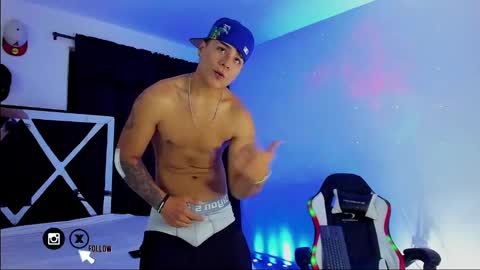 Snapshot of santiagoreyesft chatting on 02-13-25, 02:45 Santi Reyes online show from 02-13-25, 02:45