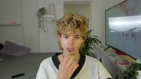 kitty online show from 10-20-25, 04:24