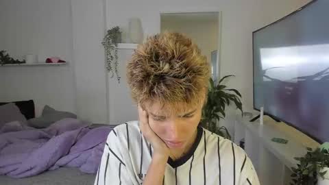 kitty online show from 10-28-25, 01:20