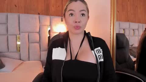 Snapshot of saori_newman chatting on 10-18-25, 12:06 Saori online show from 10-18-25, 12:06