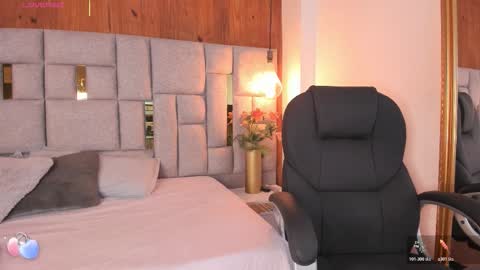 Snapshot of saori_newman chatting on 10-22-25, 12:05 Saori online show from 10-22-25, 12:05