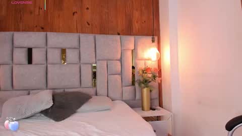 Snapshot of saori_newman chatting on 10-23-25, 11:42 Saori online show from 10-23-25, 11:42