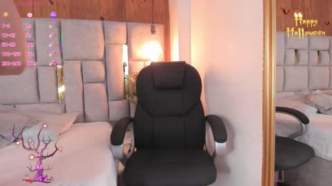 Snapshot of saori_newman chatting on 10-28-25, 11:36 Saori online show from 10-28-25, 11:36