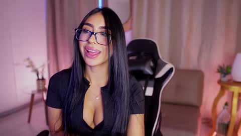 Snapshot of sara_albrecht chatting on 01-10-25, 12:36 Sara online show from 01-10-25, 12:36