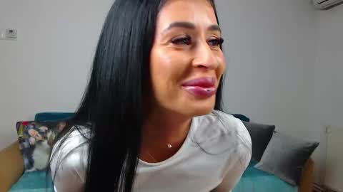 Im Sara I am happy to be here  online show from 02-19-25, 08:10