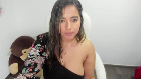 sarah  LIZCANO....... online show from 01-04-25, 01:53