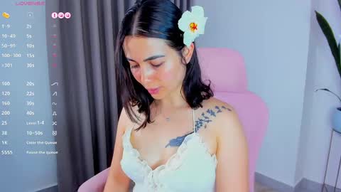 Snapshot of sara_ospina22 chatting on 04-18-26, 01:37 Sara online show from 04-18-26, 01:37