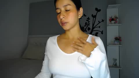 Snapshot of sara_tris chatting on 09-19-25, 01:18 Sara online show from 09-19-25, 01:18