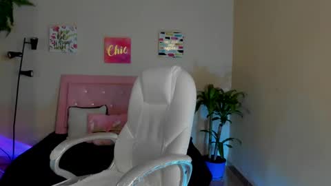 Snapshot of saraa_ramirez chatting on 02-15-25, 11:39 Sarah Ramirez online show from 02-15-25, 11:39