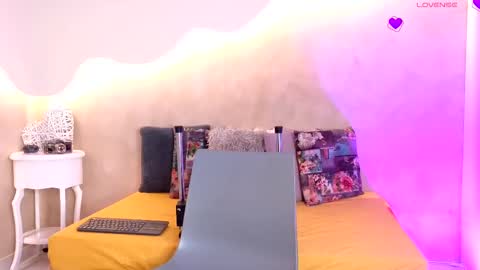 saraaguzman online show from 10-09-25, 07:56