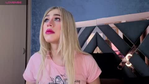 Snapshot of saraah_queen chatting on 10-14-25, 04:13 Sarah online show from 10-14-25, 04:13