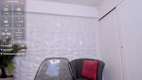 Snapshot of saraamills chatting on 12-22-24, 01:45 Sara online show from 12-22-24, 01:45