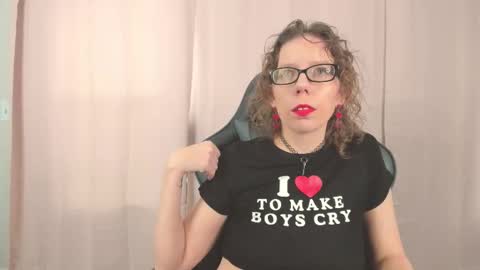 Snapshot of saradesirexo chatting on 09-30-25, 01:49 Sara Desire online show from 09-30-25, 01:49