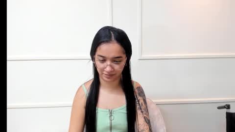 Snapshot of sarah_stone15 chatting on 02-14-26, 06:15 Sarah online show from 02-14-26, 06:15