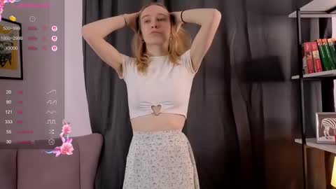 Snapshot of sarah_wenvy chatting on 10-23-25, 08:57 Sofia online show from 10-23-25, 08:57