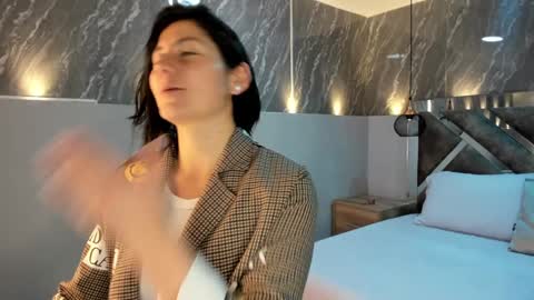 Sarah Deyvis online show from 12-26-24, 01:54