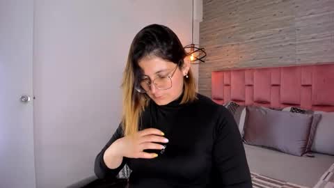 Sarah Deyvis online show from 10-18-25, 04:52