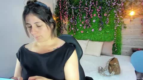 Sarah Deyvis online show from 03-26-26, 03:23