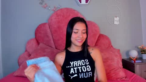 Snapshot of sarahevans__ chatting on 12-19-24, 07:29 Sarah Evans online show from 12-19-24, 07:29