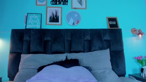 Snapshot of sarahevans__ chatting on 02-26-25, 01:43 Sarah Evans online show from 02-26-25, 01:43