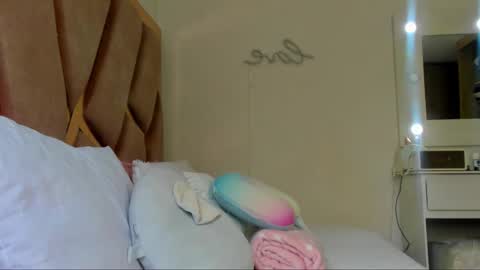 sarahhensoon online show from 11-19-25, 05:13