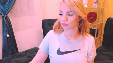Sarah  Follow me  Thumb UP  online show from 03-05-25, 10:33