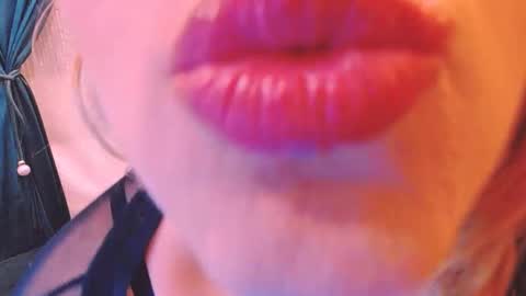 Sarah  Follow me  Thumb UP  online show from 03-12-25, 06:51