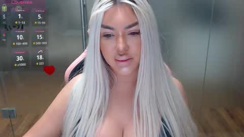 Snapshot of sarahstone_ chatting on 10-20-25, 06:36 Sarah online show from 10-20-25, 06:36