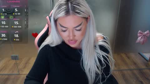 Snapshot of sarahstone_ chatting on 10-30-25, 07:21 Sarah online show from 10-30-25, 07:21