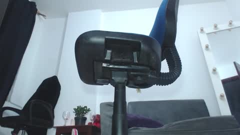 Saraloves online show from 12-15-25, 09:46