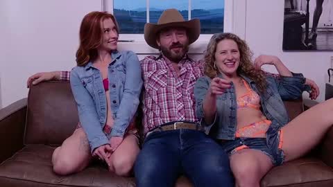 Snapshot of saraloverays chatting on 03-08-25, 02:12 Back from Vacay Follow for more here online show from 03-08-25, 02:12