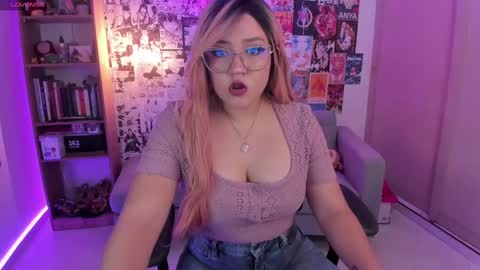 Snapshot of sararuales5 chatting on 02-24-25, 01:21 Sara Ruales online show from 02-24-25, 01:21