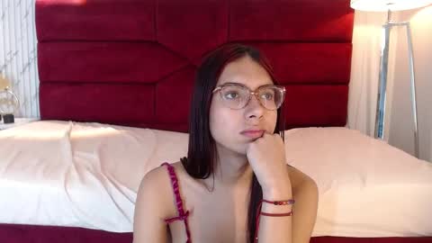Snapshot of sarasaenz_99 chatting on 02-21-25, 01:44 Sara online show from 02-21-25, 01:44