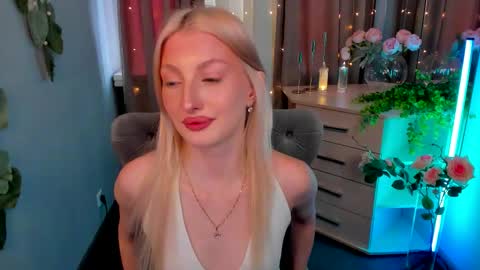Snapshot of sarrah_blush chatting on 09-15-25, 01:44 sarrah_blush online show from 09-15-25, 01:44