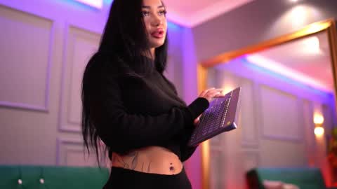 Snapshot of sashaferrera chatting on 02-16-25, 06:54 Dennise online show from 02-16-25, 06:54