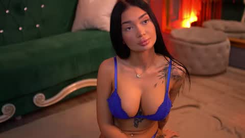 Snapshot of sashaferrera chatting on 03-08-25, 08:35 Dennise online show from 03-08-25, 08:35