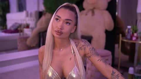 Snapshot of sashaferrera chatting on 09-11-25, 07:03 Dennise online show from 09-11-25, 07:03