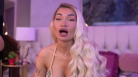 Snapshot of sashaferrera chatting on 09-16-25, 06:20 Dennise online show from 09-16-25, 06:20